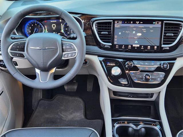 Photo of 2024 Diamond Black Crystal Pearlcoat Chrysler Pacifica