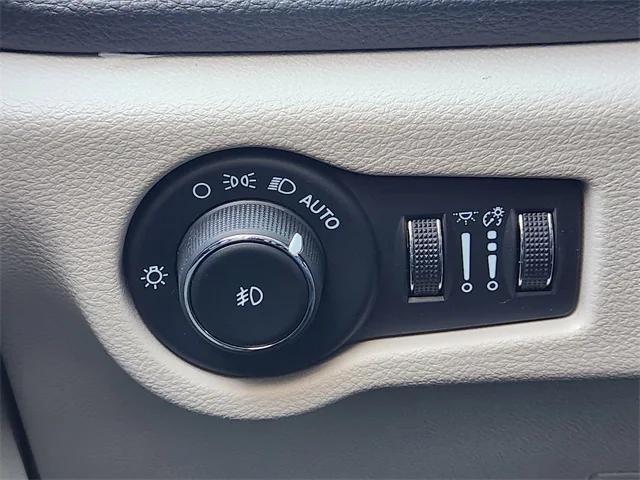 Photo of 2024 Diamond Black Crystal Pearlcoat Chrysler Pacifica