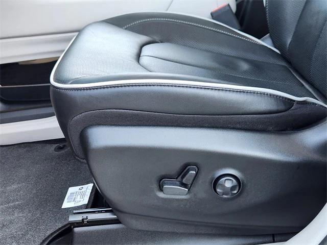 Photo of 2024 Diamond Black Crystal Pearlcoat Chrysler Pacifica