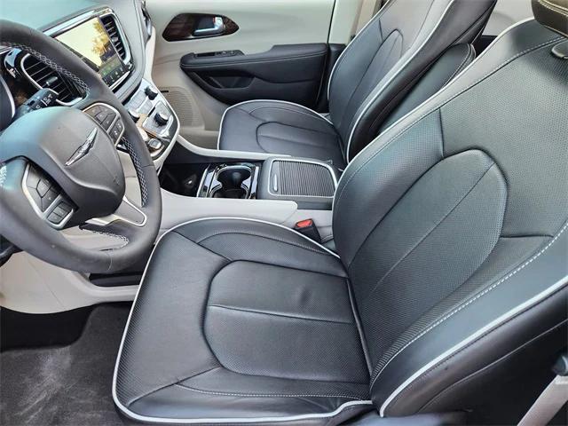 Photo of 2024 Diamond Black Crystal Pearlcoat Chrysler Pacifica