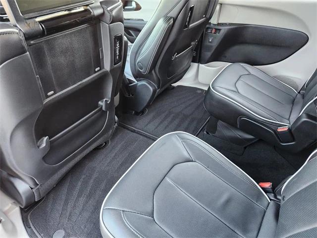 Photo of 2024 Diamond Black Crystal Pearlcoat Chrysler Pacifica