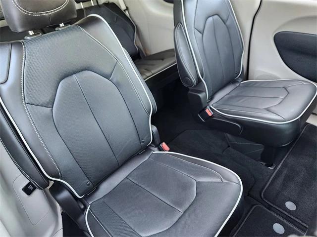 Photo of 2024 Diamond Black Crystal Pearlcoat Chrysler Pacifica