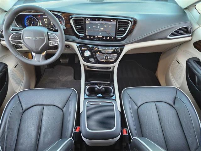 Photo of 2024 Diamond Black Crystal Pearlcoat Chrysler Pacifica