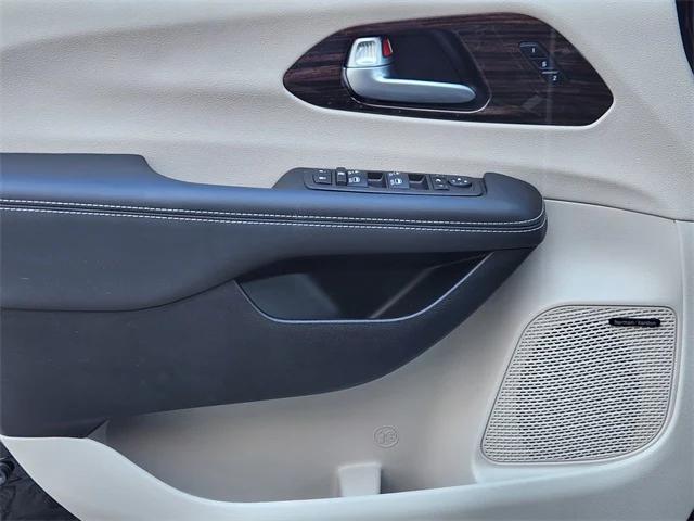 Photo of 2024 Diamond Black Crystal Pearlcoat Chrysler Pacifica