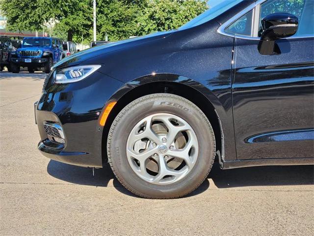 Photo of 2024 Diamond Black Crystal Pearlcoat Chrysler Pacifica