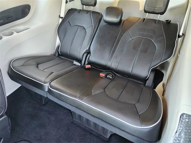 Photo of 2024 Diamond Black Crystal Pearlcoat Chrysler Pacifica