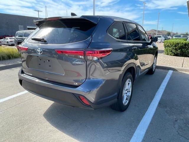 Photo of 2023 White Toyota Highlander Hybrid