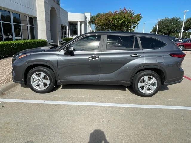 Photo of 2023 White Toyota Highlander Hybrid
