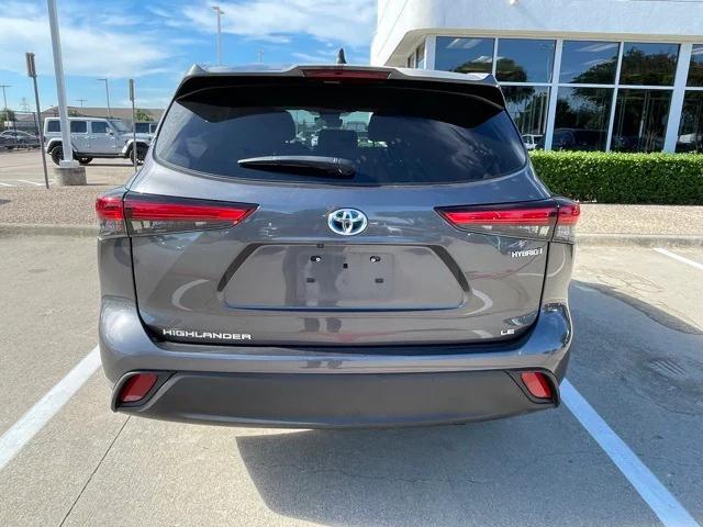 Photo of 2023 White Toyota Highlander Hybrid