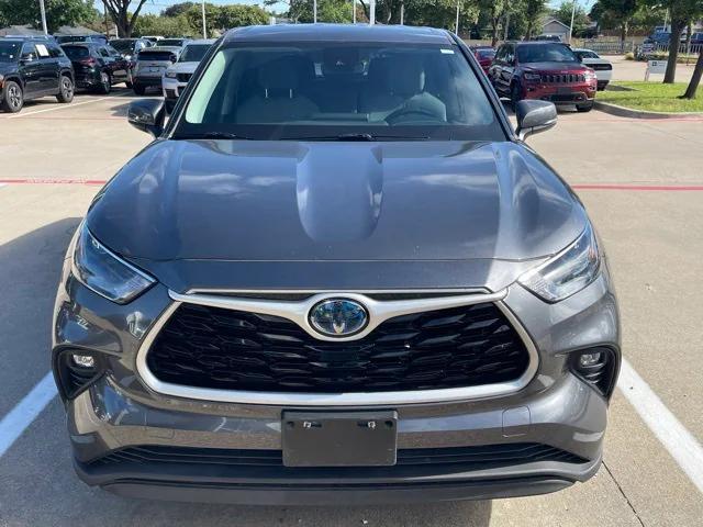 Photo of 2023 White Toyota Highlander Hybrid