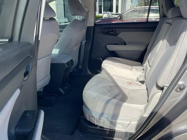 Photo of 2023 White Toyota Highlander Hybrid