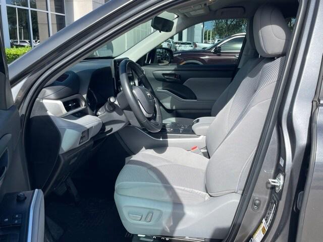Photo of 2023 White Toyota Highlander Hybrid