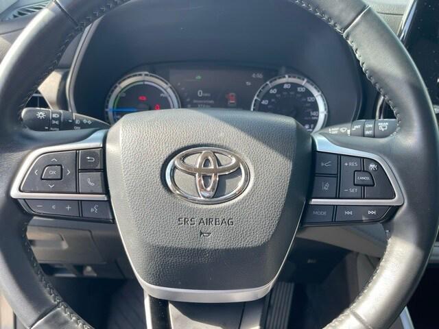 Photo of 2023 White Toyota Highlander Hybrid