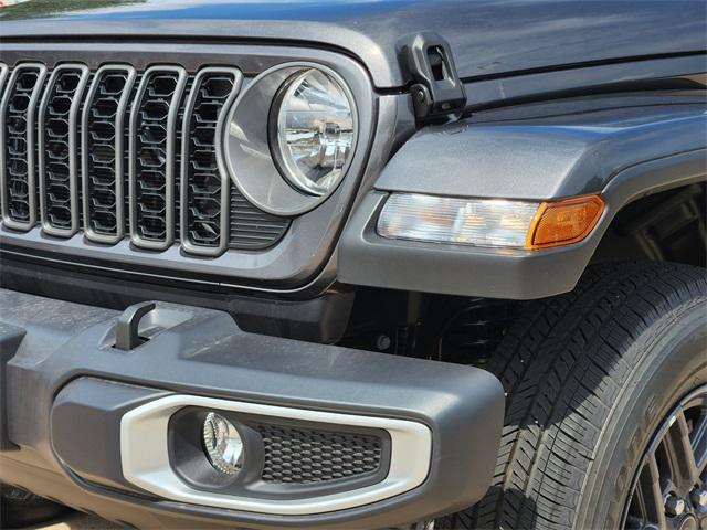 Photo of 2025 Granite Crystal Metallic Clearcoat Jeep Gladiator