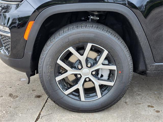Photo of 2025 Diamond Black Crystal Pearlcoat Jeep Grand Cherokee