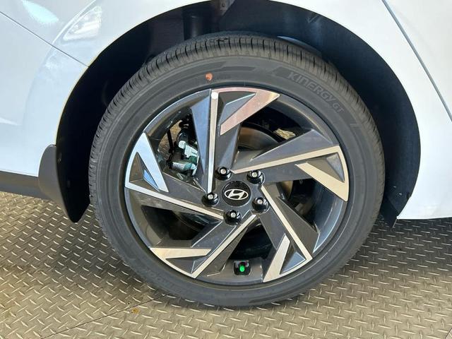 Photo of 2025 White Hyundai ELANTRA HEV