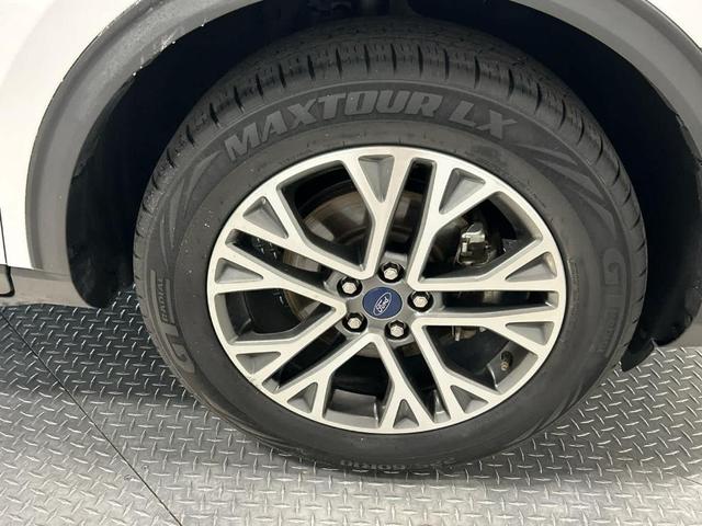 Photo of 2021 Oxford White Ford Escape