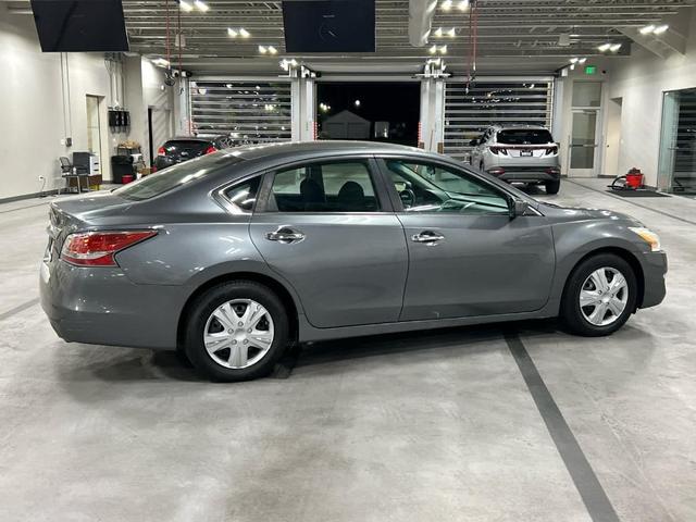 Photo of 2014 Gun Metallic Nissan Altima