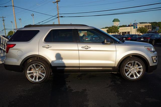 Photo of 2017 Ingot Silver Metallic Ford Explorer