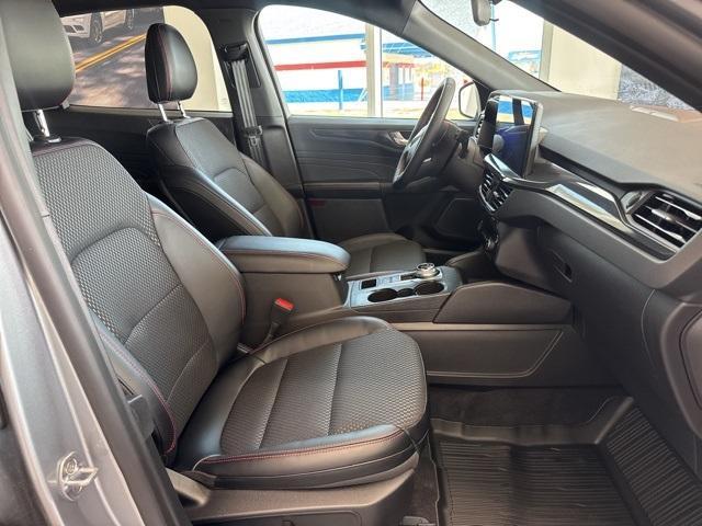 Photo of 2024 Silver Metallic Ford Escape