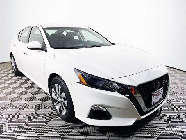 Photo of 2022 Glacier White Nissan Altima