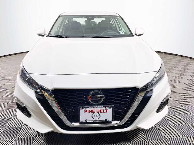 Photo of 2022 Glacier White Nissan Altima