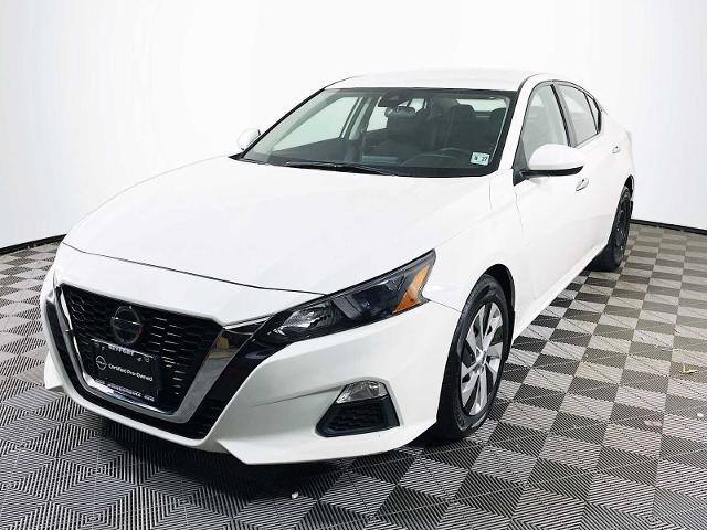 Photo of 2022 Glacier White Nissan Altima