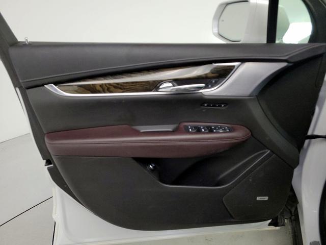 Photo of 2021 White Cadillac XT6