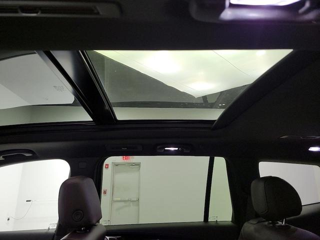 Photo of 2021 White Cadillac XT6