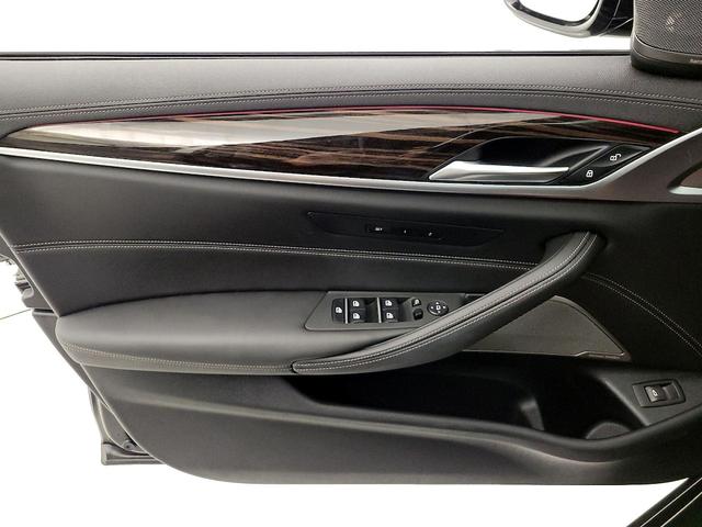 Photo of 2022 Black BMW 540