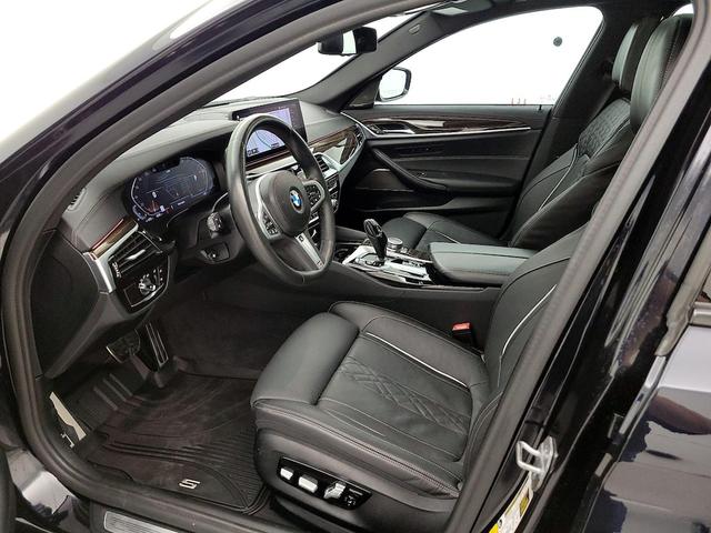 Photo of 2022 Black BMW 540