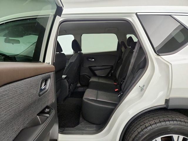 Photo of 2022 White Nissan Rogue