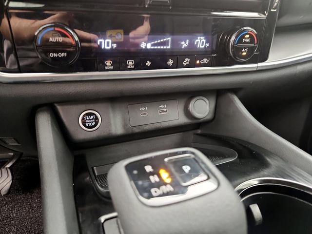 Photo of 2022 White Nissan Rogue