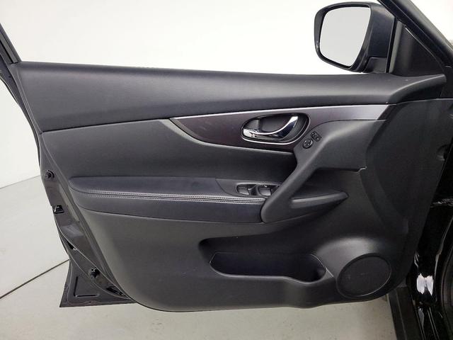 Photo of 2016 Black Nissan Rogue