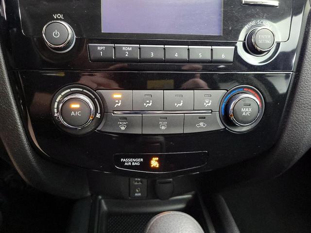 Photo of 2016 Black Nissan Rogue