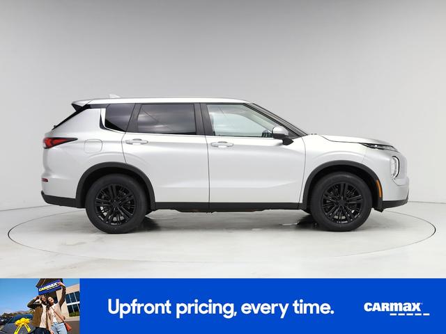 Photo of 2023 Silver Mitsubishi Outlander