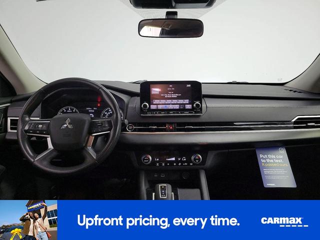 Photo of 2023 Silver Mitsubishi Outlander