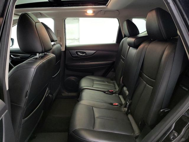 Photo of 2016 Black Nissan Rogue