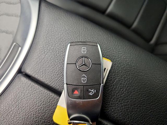 Photo of 2022 Black Mercedes-Benz GLC 300