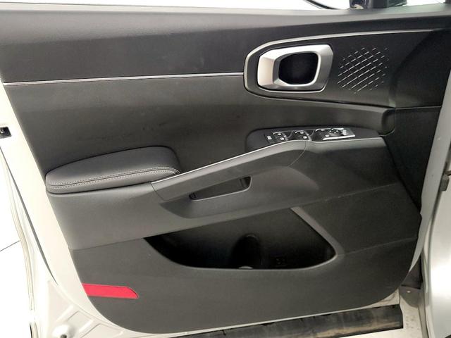 Photo of 2022 Silver Kia Sorento Hybrid