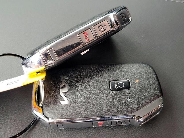 Photo of 2022 Silver Kia Sorento Hybrid