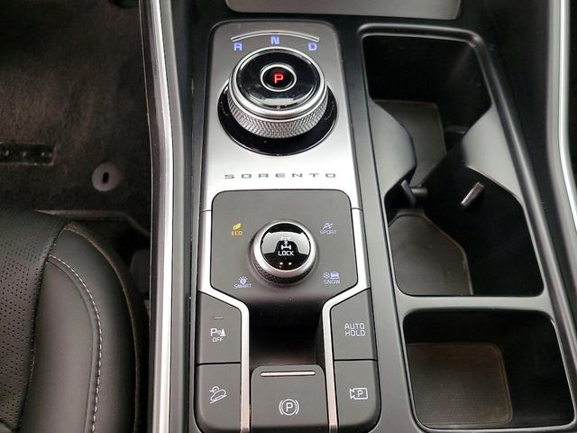 Photo of 2022 Silver Kia Sorento Hybrid