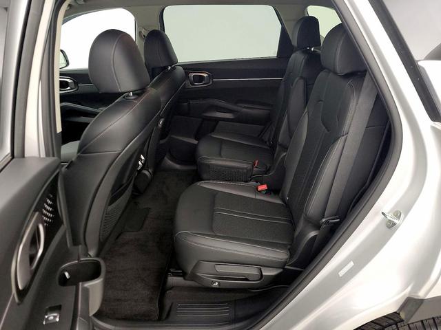 Photo of 2022 Silver Kia Sorento Hybrid