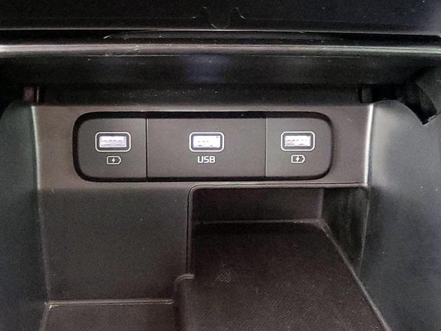 Photo of 2022 Silver Kia Sorento Hybrid