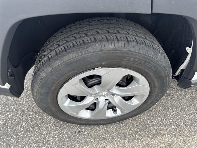 Photo of 2021 Super White Toyota RAV4