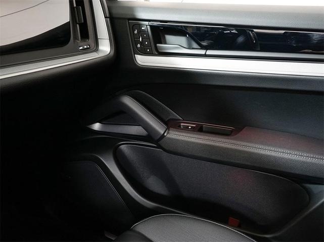 Photo of 2024 Carrara White Metallic Porsche Cayenne