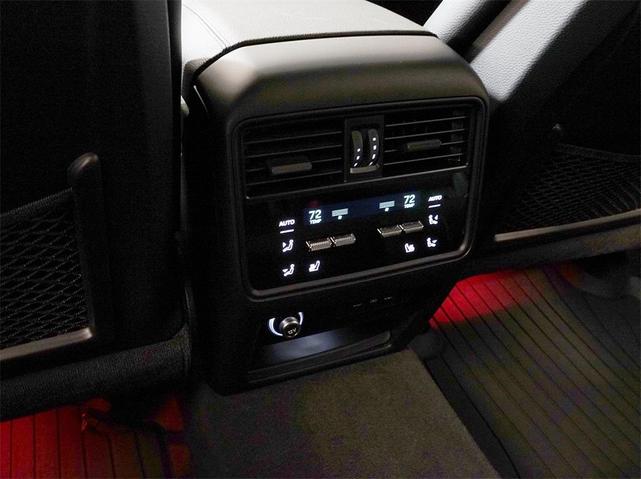 Photo of 2024 Carrara White Metallic Porsche Cayenne