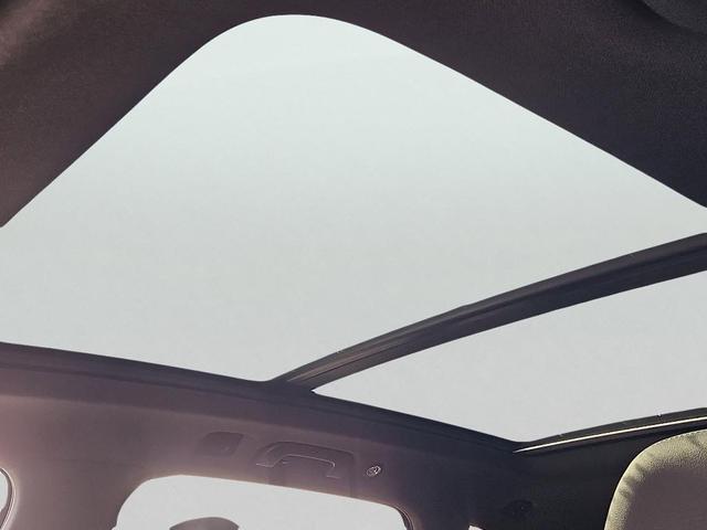 Photo of 2021 Glacier White Metallic Audi Q7