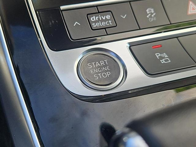 Photo of 2021 Glacier White Metallic Audi Q7