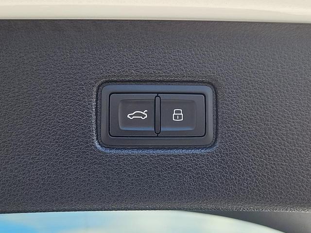 Photo of 2021 Glacier White Metallic Audi Q7